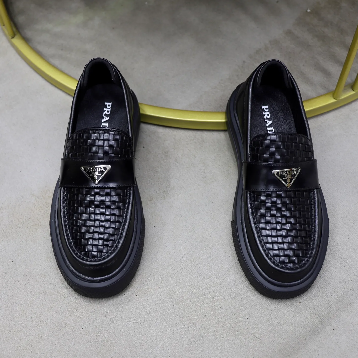 Ex-factory price: 500💰🙅‍♂️🙅‍♂️🙅‍♂️ Brand: PRADA Standard code: Men's code 38-44 (45 can be customized) Grade: Same style as the official website Original order quality Material: Original cowhide surface Comfortable lining Original outsole Style category: Men's fashionable casual leather shoes Distinguished big-name luxury elements Top luxury Color: Color of the actual picture